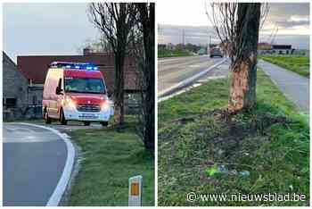 Vrouw (28) zwaargewond na zware klap met Porsche tegen boom