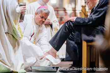 Erzbischof Udo Bentz wäscht zwölf Paderbornern die Füße