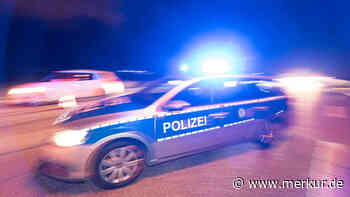 Frau schlägt Mann Sektglas über den Kopf