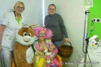 Paashaas tovert een lach op de gezichten op pediatrie