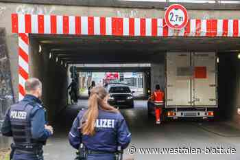 Lkw stecken an Bahnunterführung fest: Liegt es an der Beschilderung?