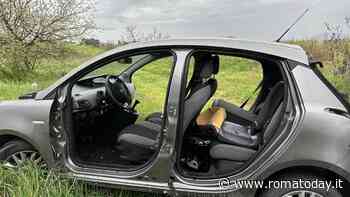 Villaggio Prenestino, auto cannibalizzata in pieno giorno. Donna chiama le forze dell'ordine ma nessuno interviene