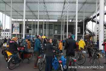 Honderd fietsers trekken samen door de straten met Critical Mass: “We vragen aandacht voor verkeersveiligheid”