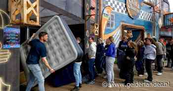 Opblaasmannen voorzien honderden campinggasten van vol luchtbed: ‘De helft kunnen we morgen weer oppompen’