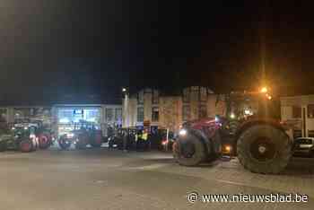 Bommetjes en ronkende motoren: tientallen boeren zetten gemeenteraad van Wellen op stelten