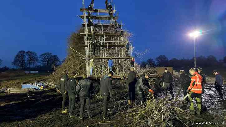 Strijd in Holten om grootste paasvuur is gestreden, maar wie maakt de mooiste?