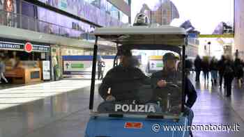 Vuole salire sul treno senza biglietto, gli agenti lo fermano e reagisce con un pugno