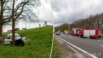 112 Nieuws: Automobilist botst op boom langs snelweg A28 | Verwarde man aangehouden in Almelo