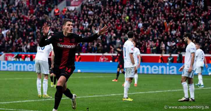 Leverkusen gewinnt wieder spät, Bayern verliert