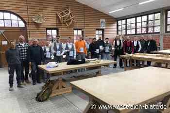 Maurer- und Zimmerergesellen freuen sich über bestandene Prüfung