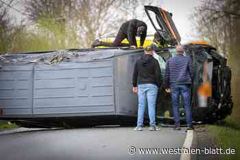 Unfall in Bielefeld: Krankentransporter kracht gegen Baum