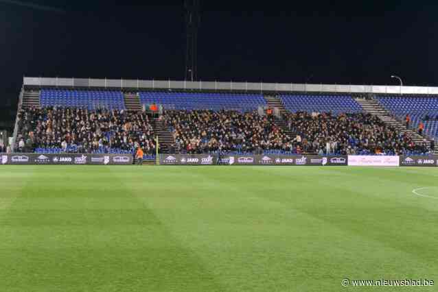 Duizend supporters genieten voor het eerst vanop zittribune van derby tussen Deinze en Waregem. Veel volk en vuurwerk rond het terrein maar té weinig op het veld.