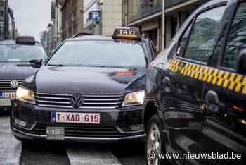 Taxi belandt in gevel bakkerij bij crash