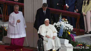 Trotz gesundheitlicher Probleme: Papst Franziskus feiert Ostermesse und spendet Segen „Urbi et Orbi“