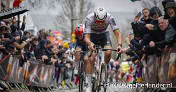 LIVE Ronde van Vlaanderen | Van der Poel solo op Koppenberg, veel renners te voet op gladde kasseien
