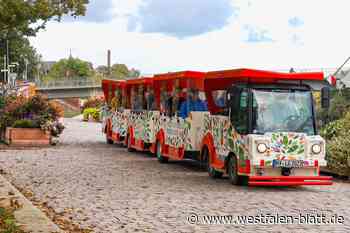 Bimmelbahn bummelt durch Huxarium Gartenpark