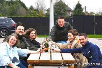 Buurtfeest wordt besproken aan de buurtbank