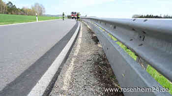 Biker schlittert Leitplanke entlang und stürzt