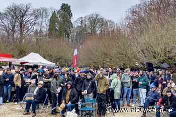 Honderden supporters volgen boven op de Kruisberg