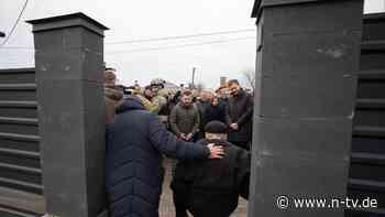 Erneut Luftangriffe auf Ukraine: Selenskyj besucht Butscha: "Wir bleiben standhaft"