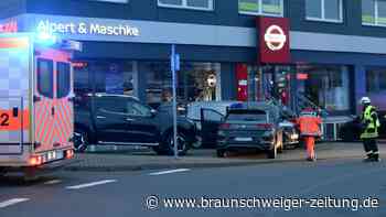 Unfall in Wolfenbüttel: Auto kracht in Verkaufsfahrzeug