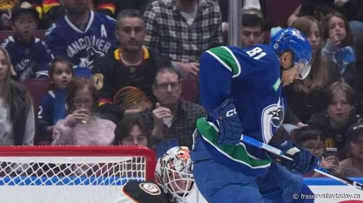 Joshua scores twice as Canucks claw out 3-2 win over slumping Ducks