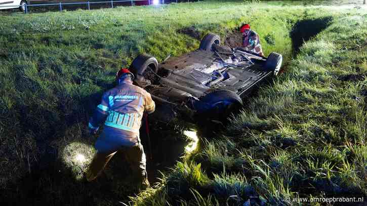 Crash na achtervolging, auto belandt op zijn kop in de sloot