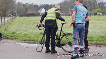 112-nieuws: wielrenner gewond bij aanrijding •  auto tegen vangrail