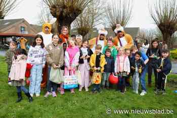 Paashazen bezoeken bewoners van Rode Kruisopvangcentrum