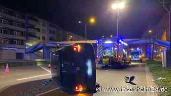 Unfall in München: Auto prallt gegen Baum und kippt auf die Seite