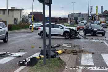 Auto tegen verkeerslicht in Bree