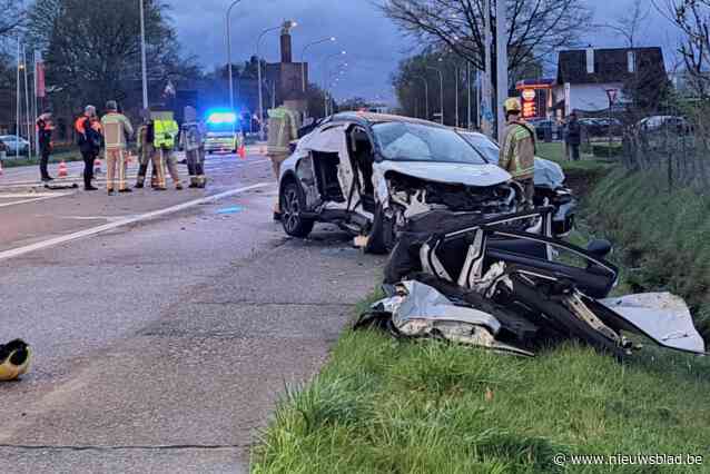 Zware botsing tussen twee auto’s in Donk: vier gewonden