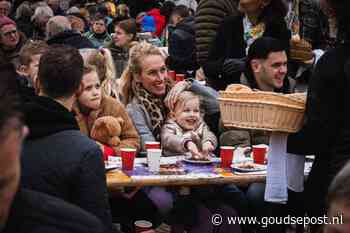 Grootste Goudse paasontbijt ooit: honderden Gouwenaars smikkelden dit jaar weer op de Markt