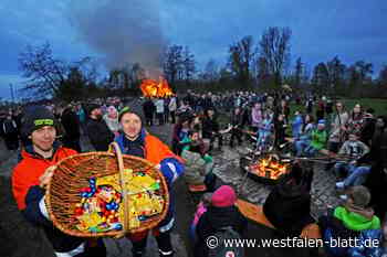 Hunderte Besucher feiern an acht Osterfeuern