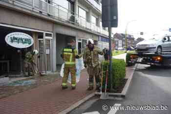 Bestuurster mist inrit appartement en rijdt in vitrine naaiatelier Vingergoed