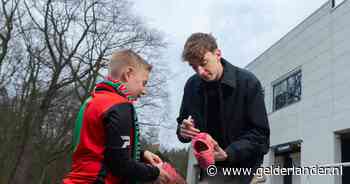 Net als Ric (9) het verhaal van NEC en de neonroze voetbalschoenen vertelt, staat ie daar ineens: Youri Baas