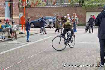 IN BEELD. Deelnemers aan het ‘eierenrijden’ doen honderden eierschelpen kraken
