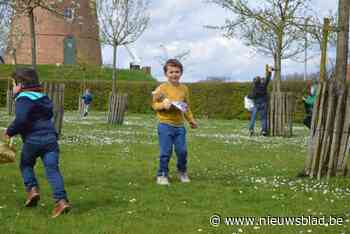 Landelijke Gilde Pulderbos verstopt honderden paaseieren aan windmolen en bakt foppannenkoeken
