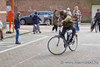IN BEELD. Deelnemers aan het ‘eierenrijden’ doen honderden schelpen kraken