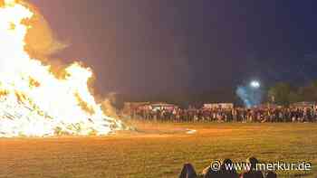 Nach Ankündigung im Radio: Osterfeuer lockt in Eching Rekordkulisse an