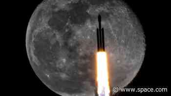 SpaceX Falcon Heavy rocket photobombs the moon in incredible award-winning shot