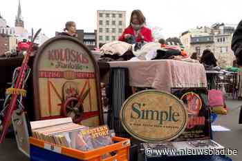 Tweedehandsmarkt op Theaterplein lokt heel wat koopjesjagers