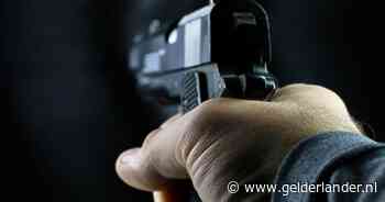 Man probeert op paar meter afstand tot twee keer toe te schieten, maar wapen hapert: ‘Jullie gaan alle drie dood’