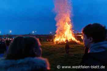 Osterfeuer brennen im Kreis Höxter: die besten Fotos aus Beverungen
