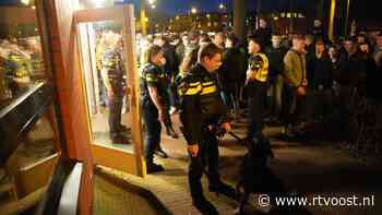 Politie moet wapenstok gebruiken: zo'n 80 jongeren 'omsingelen' slachtoffer dat in pizzeria zit