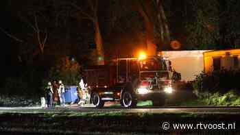 112 nieuws: Auto naast oprit A1 in de bosjes | Chaletbrand in Wierden