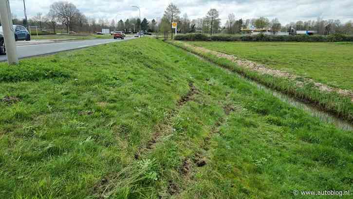 84-jarige met zelfgemaakt rijbewijs loopt tegen de lamp