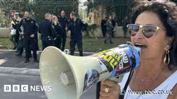 Jeremy Bowen: Career-ending pressure on Netanyahu grows