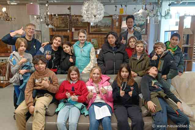 Leerlingen Unescoschool Sterrenbos als textielhelden naar Kringwinkel