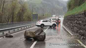 Unweit von bekanntem Luxus-Resort: Riesiger Felsbrocken knallt in Südtirol auf Straße